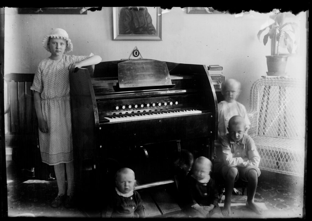 anna liisa, aarno viljo sakari ja valle